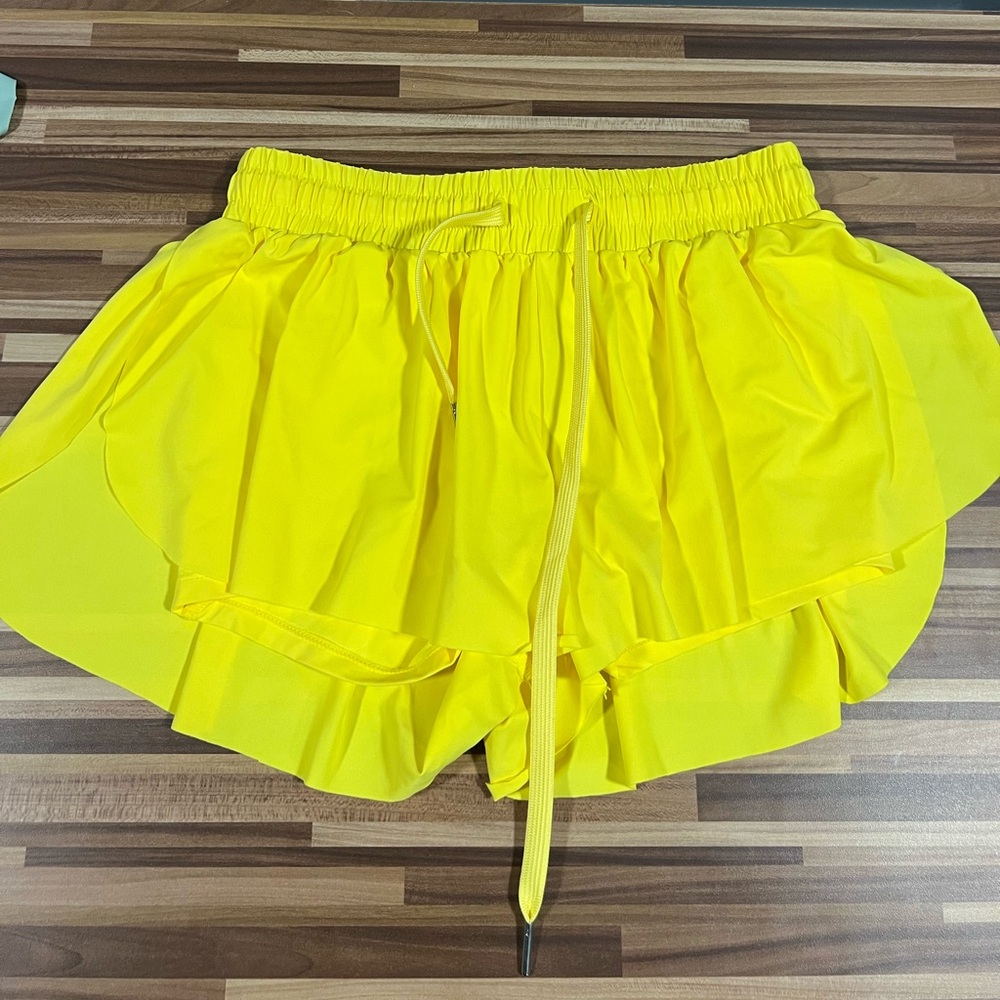 Butterfly skirt in bright yellow. Size Child L